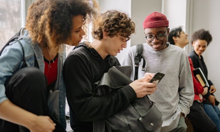 Why Should Cellphones Be Allowed in School?